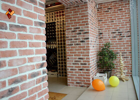 Декоративный отделочный камень "Античный кирпич" в интерьере винного бутика "Бахус"