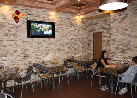 Декоративный облицовочный камень "Древесный кирпич"  - внутренняя отделка ресторана "Пауабет Дамаск"