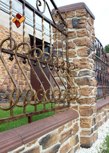 Наши работы - варианты облицовки столбов и оград. Кованая ограда и камень "Альпийская деревня"