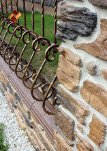 Наши работы - варианты облицовки столбов и оград. Кованая ограда и камень "Альпийская деревня"